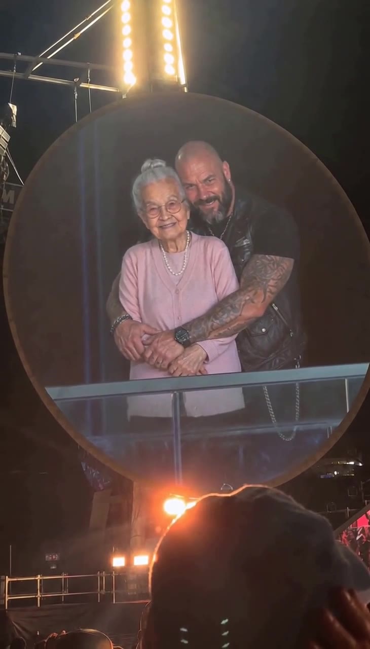 Still from the Coldplay Kiss Cam trend clip
